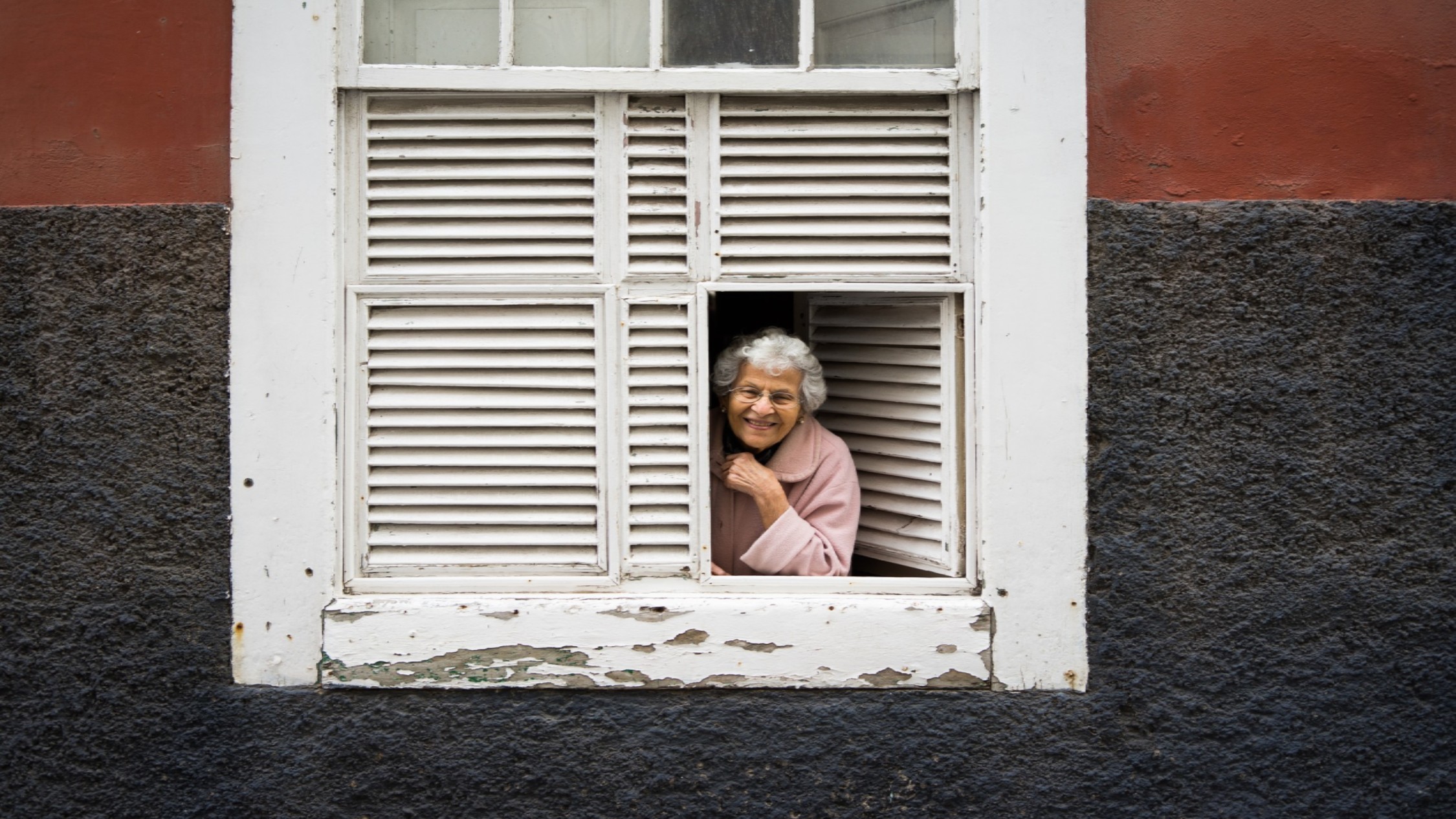 Наблюдать через окно. Женщина в окне. Баба в окне. Женщина в окошке. Женщина в окне 2021.