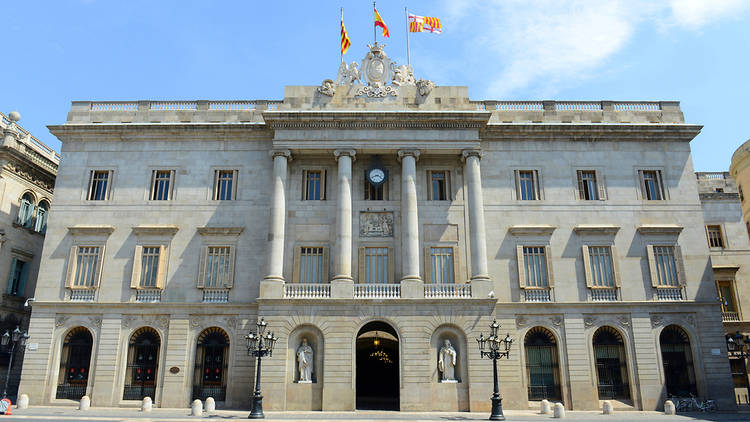 Entrar en las salas nobles del Ayuntamiento de Barcelona