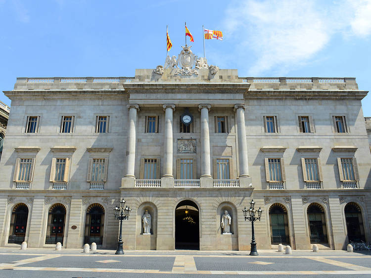 Entrar en las salas nobles del Ayuntamiento de Barcelona