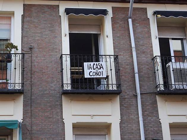 'Madrid sale al balcón', una plataforma que aglutina todas vuestras propuestas vecinales Un balcón con un cartel pidiendo que la gente se queda en casa