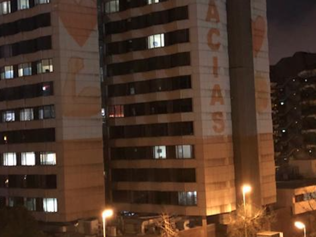 Projecció sobre la façana de l'Hospital de Barcelona Projecció sobre la façana de l'Hospital de Barcelona