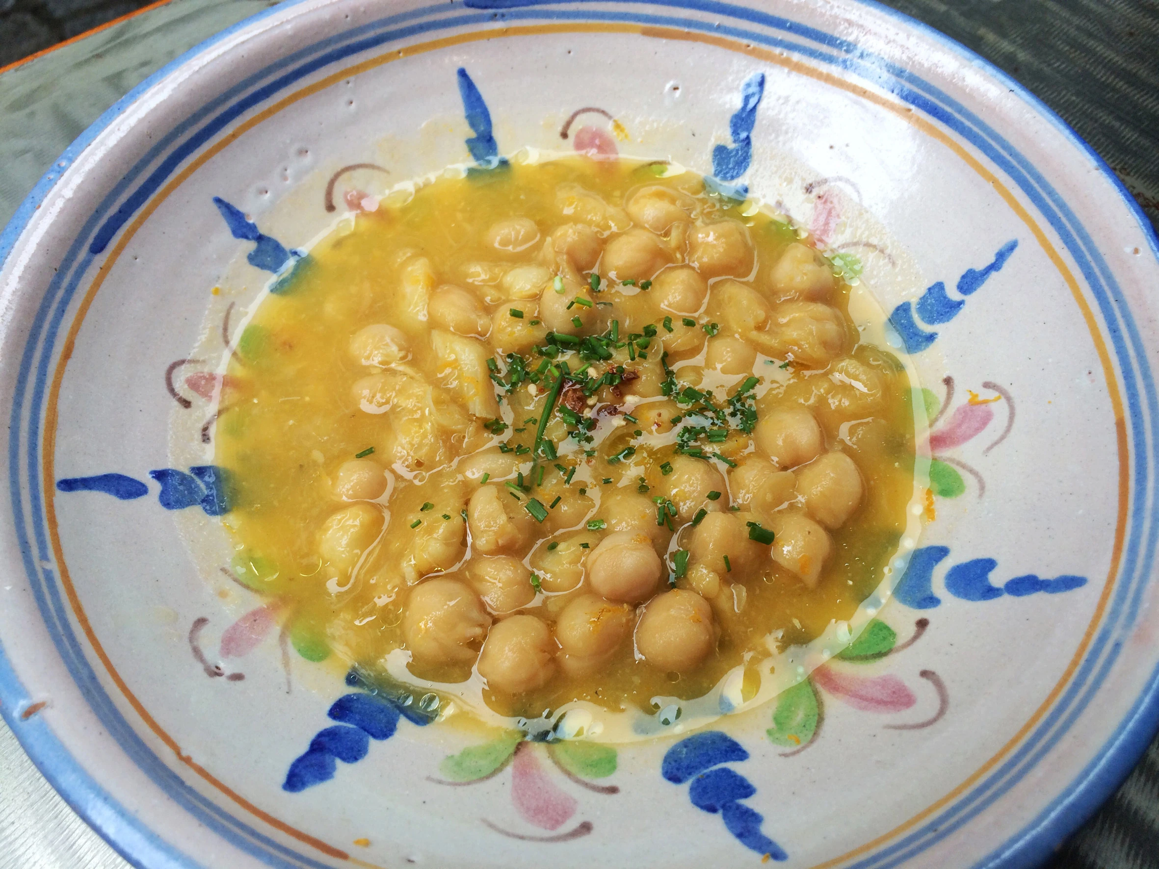 Guiso de garbanzos, ventresca de bacalao y c&aacute;scara de naranja (La Malaje)