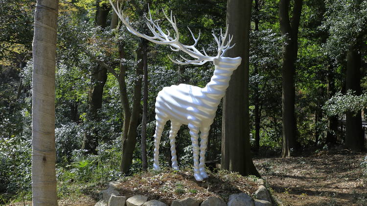 名和晃平《White Deer (Meiji Jingu)》2020 ブロンズに塗装 写真:木奥惠三