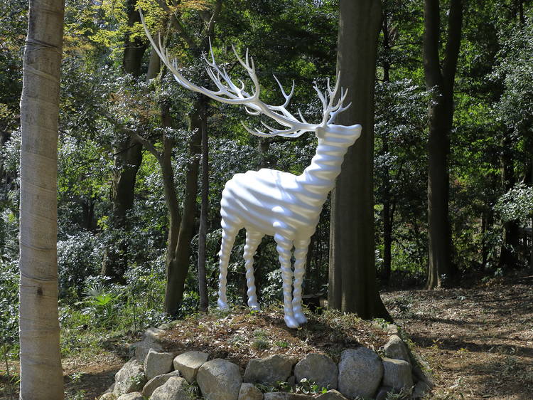 名和晃平《White Deer (Meiji Jingu)》2020 ブロンズに塗装 写真:木奥惠三