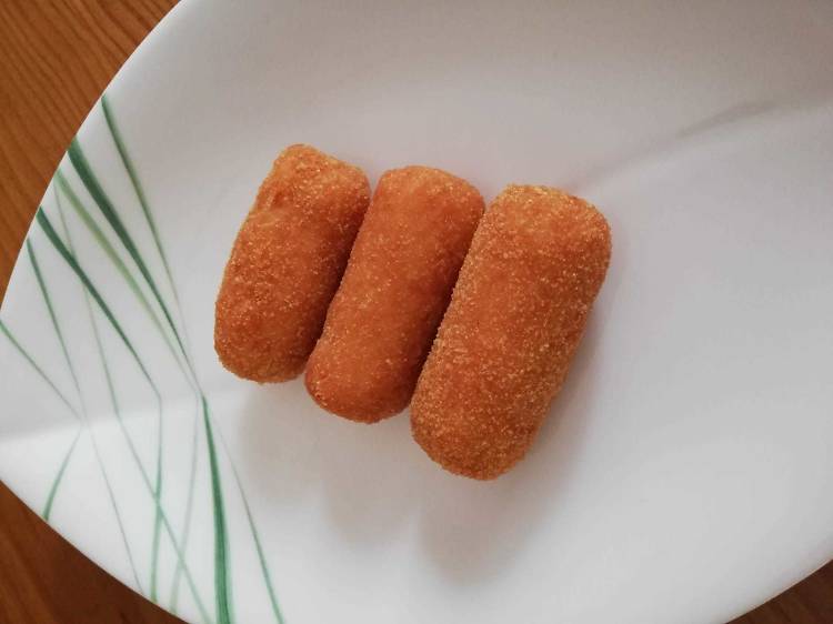 Croquete espanhol tradicional caseiro em um garfo no fundo