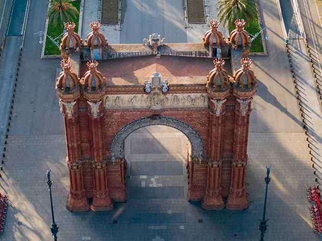 Barcelona vacía a vista de pájaro / Arc del Triomf