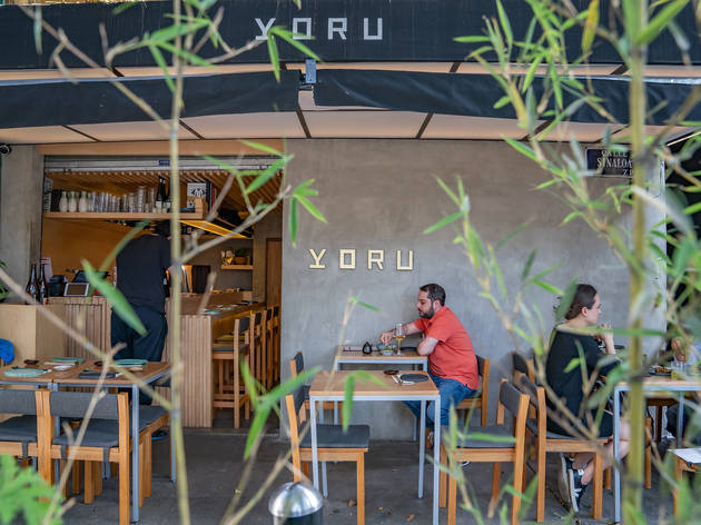Yoru, el handroll y sushi bar más pequeño de la CDMX Yoru afuera con comida japonesa