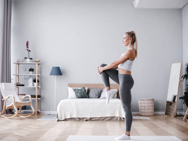 Rutinas de ejercicio mujer haciendo yoga
