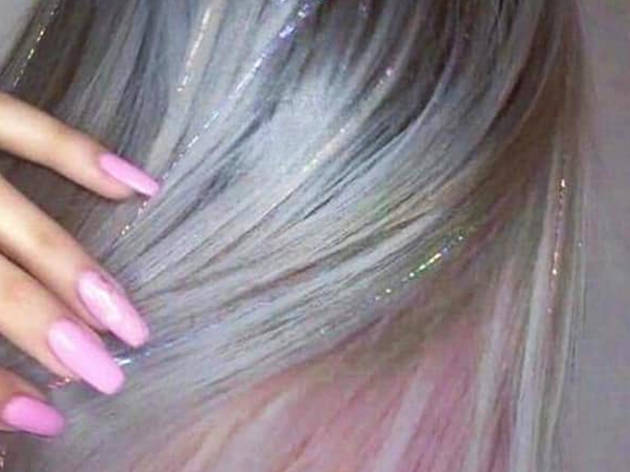Glitter hair en la CDMX Mujer con extensiones de glitter y uñas rosa
