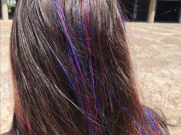 Glitter hair Mujer con extensiones de glitter