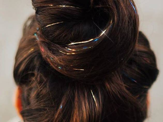 Glitter hair Mujer con extensiones de glitter