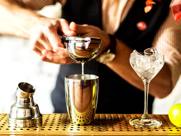 Un bartender preparando un cóctel