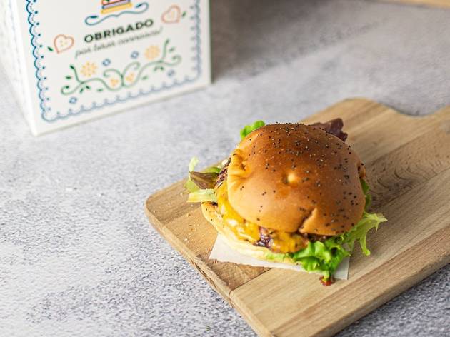Hambúrguer solidário Um hambúrguer solidário