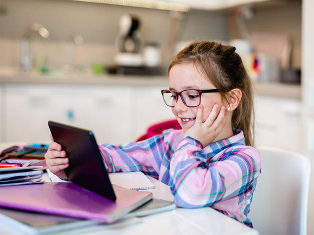 Clases de idiomas para niños Niña tomando clases de idiomas en un tableta