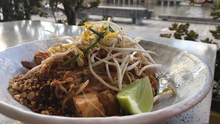 A plate of pad thai