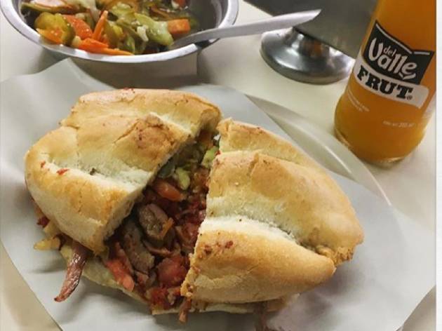 Torta Los Gueros Tortería los Gueros, torta de bistec con chorizo