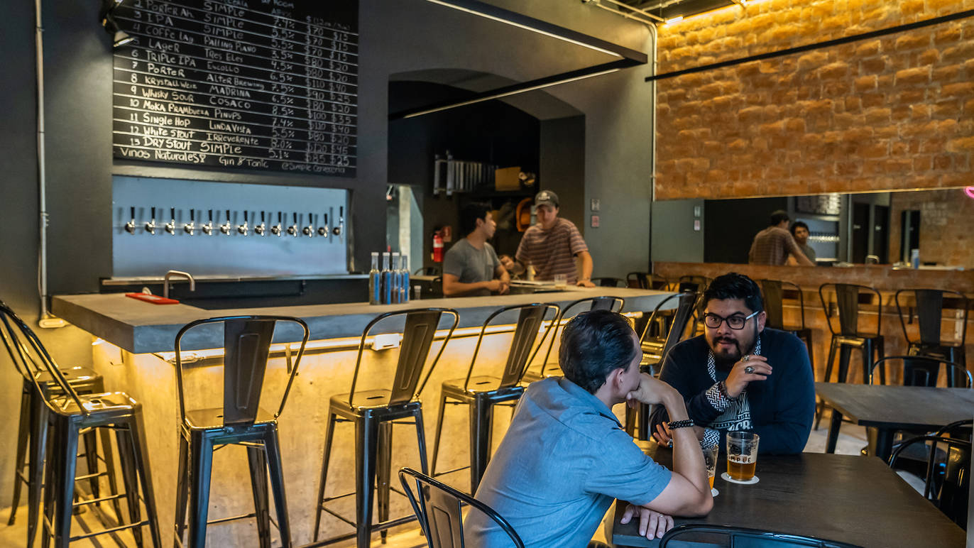 Simple Cervecería: Tap Room Con 13 Líneas De Cerveza Artesanal