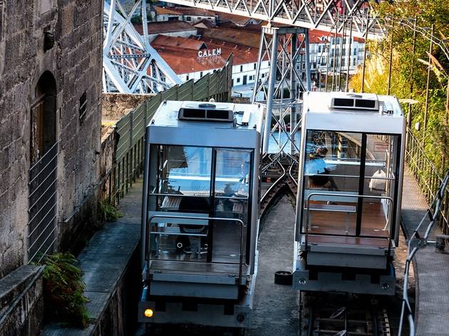 Funicular dos Guindais Os 25 utilizadores regulares do funicular têm um serviço de táxi disponível