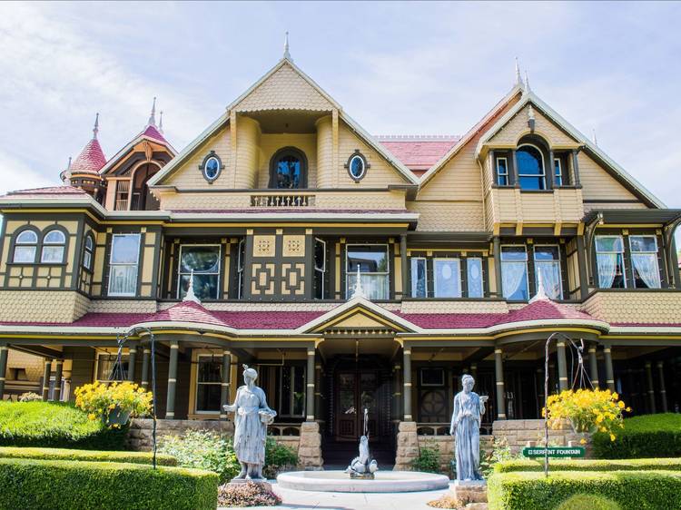 21 Best Haunted Houses in the US That Will Give You the Creeps