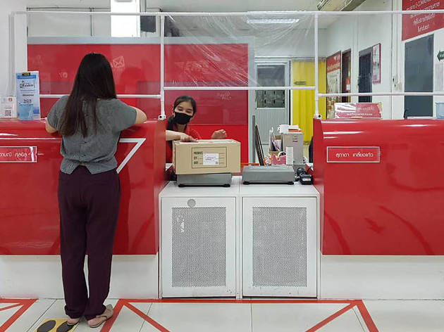 ไปรษณีย์ไทยติดตั้งม่านพลาสติกใสกั้นระหว่างส่งพัสดุ เพื่อเพิ่มความปลอดภัยให้ผู้ใช้บริการ ThailandPost