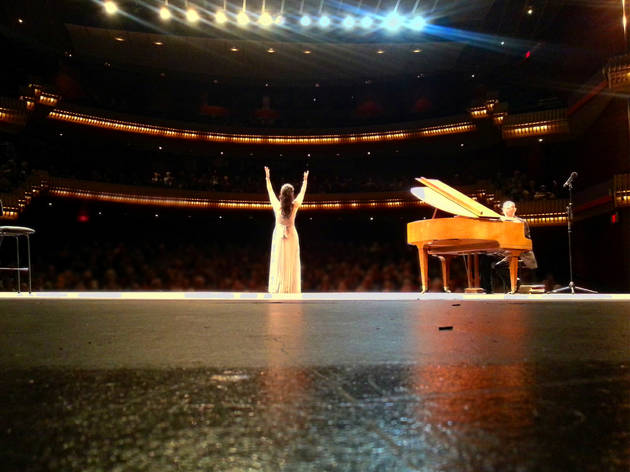 Opera Mujer solista en en un concierto de ópera