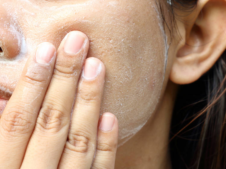 Exfoliación antes de usar una mascarilla 