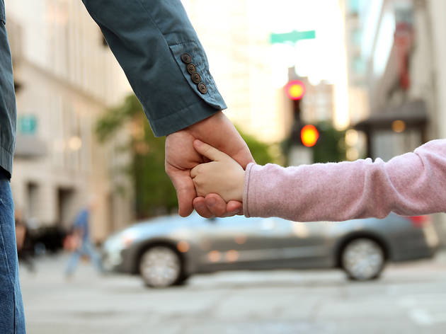 filla amb pare Pare i filla passejant agafats de la mà
