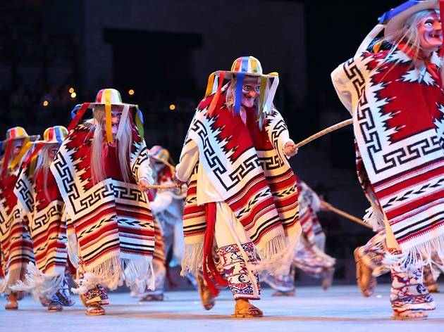 Bailarines del espectáculo Xcaret México Espectacular