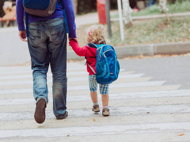 Niña paseando con su padre Niña paseando con su padre
