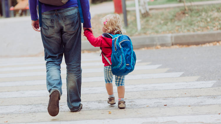 Niña paseando con su padre