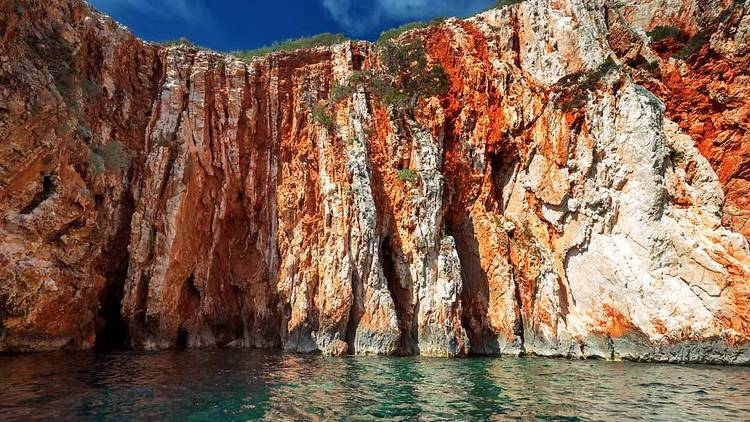 The unusual play of the natural forces of sea and rain has left its mark in the layers of limestone, creating an impressive masterpiece of nature.