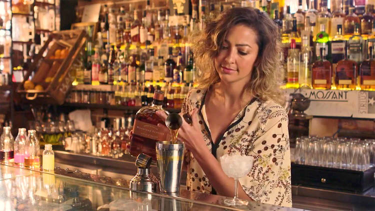 Thalita Alves preparing a Woodford Reserve cocktail