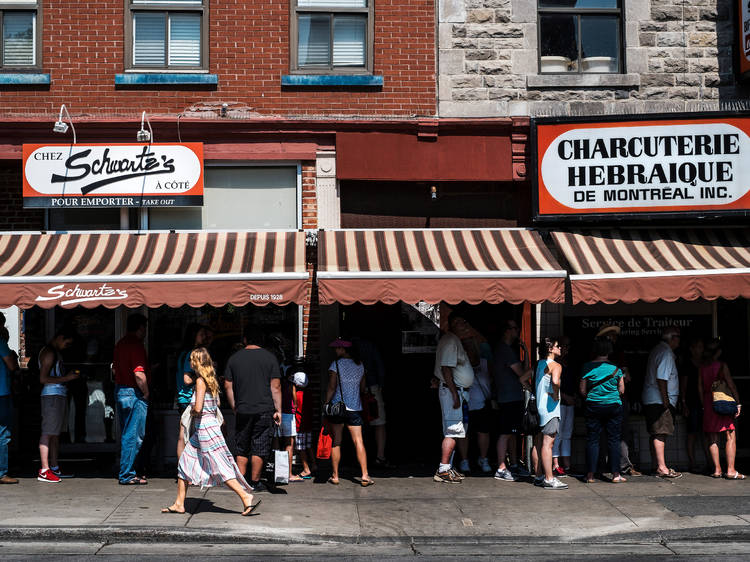 Où trouver les repas les plus emblématiques de Montréal