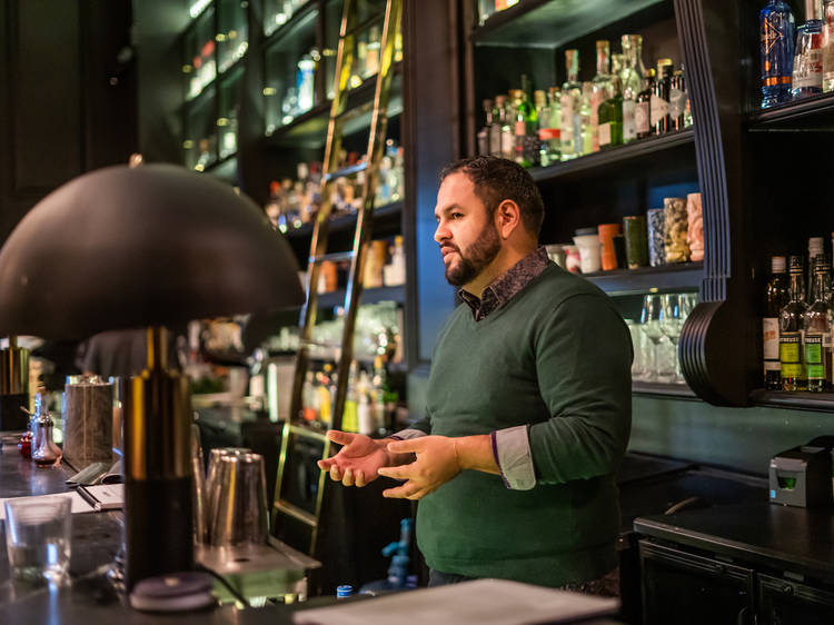 mario beltrán bartender dando clase de cocteles