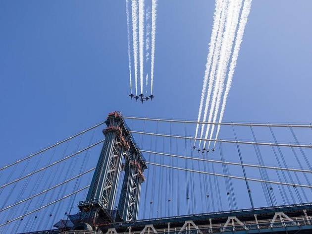 Watch stunning videos of the Thunderbirds and Blue Angels flying over NYC today bridge