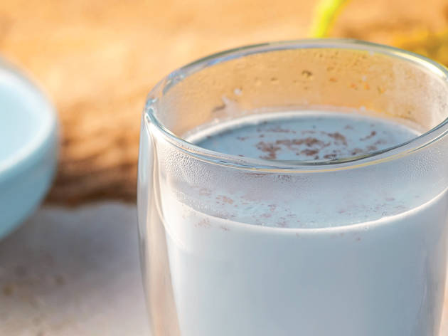 Here’s how to make blue milk chai from Disney’s Star Wars: Galaxy’s Edge Galaxy's Edge blue milk chai recipe Disneyland