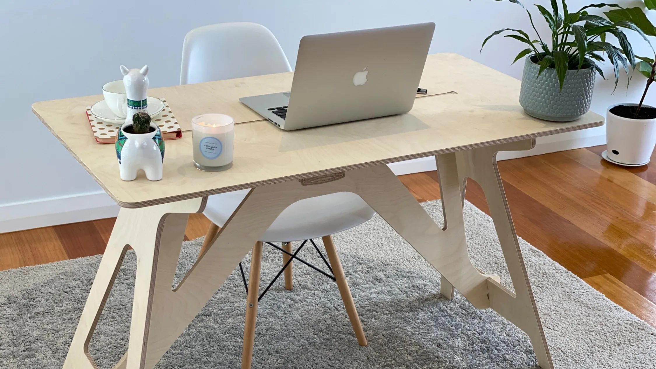 IsoKings desk by Stagekings