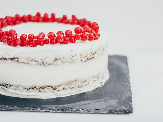 Cacau Cru - Bolo de amêndoa e creme de coco Bolos, Doces, Cacau Cru, Bolo de amêndoa e creme de coco