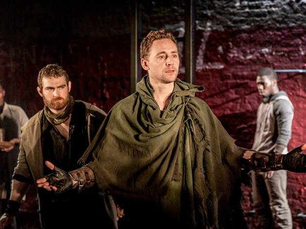 Tom Hiddleston stars in the National Theatre’s free live stream of ‘Coriolanus’ this week Tom Hiddleston in Coriolanus