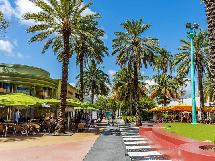 Lincoln Road Mall: For a leisurely experience