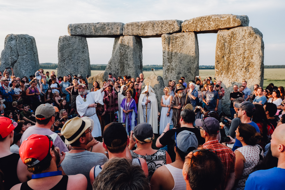 Winter Solstice Attracts Thousands To Stonehenge Cnn Travel
