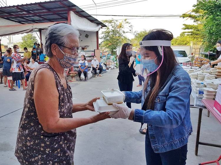 people helping each other pictures