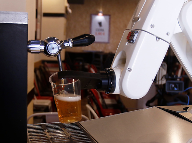 Ya está aquí el primer robot que tira las cañas y evita contagios Robot que tira cervezas