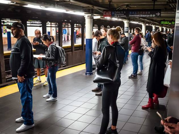 ニューヨークの地下鉄、混雑緩和のため予約制の導入も検討 people standing in subway cars