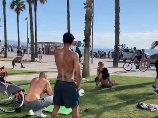 Esportistes a la platja de la Barceloneta Esportistes a la platja de la Barceloneta