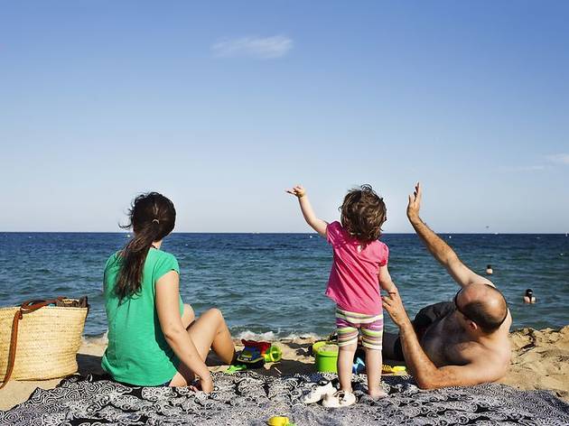 Barcelona prohibeix prendre el sol a la platja Barcelona prohibeix prendre el sol a la platja