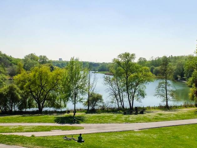 L'immense parc Georges-Valbon rouvre ses pelouses dans le 93 ! Parc George Valbon