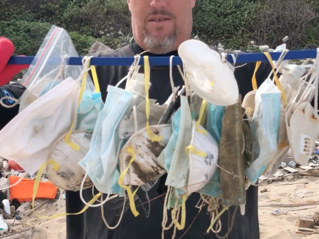 Mascarillas encontradas en una playa de Hong Kong Mascarillas encontradas en una playa de Hong Kong