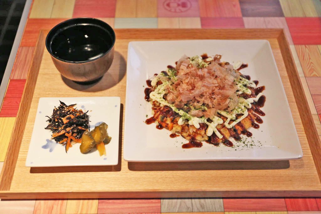 家庭料理を提供する風花では、野菜や肉をご飯に入れて焼いた『気まぐれご飯お好み焼き』のような、楽しく食べられるように工夫したメニューを考案