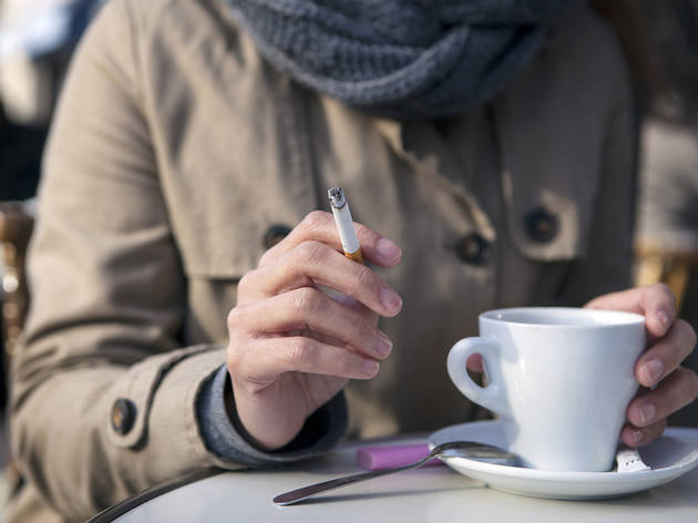 Fumando en la terraza de un bar Fumando en la terraza de un bar